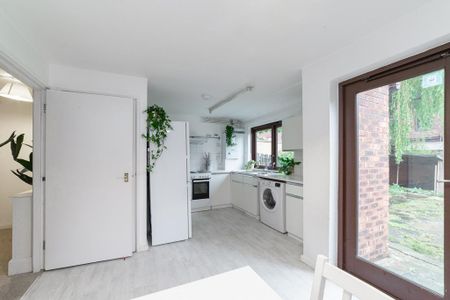 1 bedroom in a house share to rent - Photo 2
