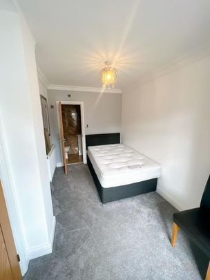 1 bedroom in a house share to rent - Photo 1