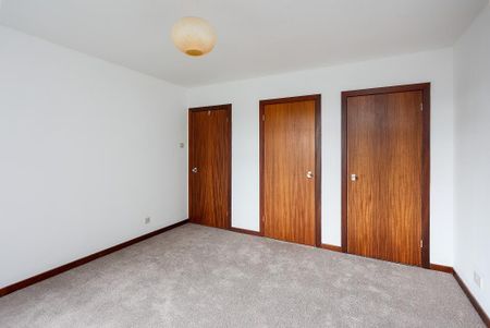3 bedroom flat to rent - Photo 3
