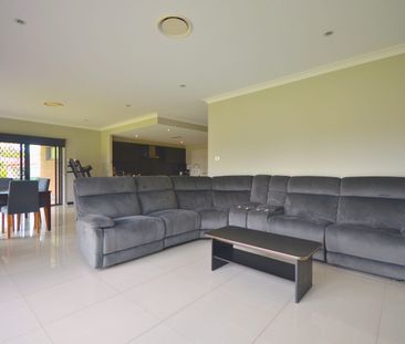 Spacious Family Home!! - Photo 2