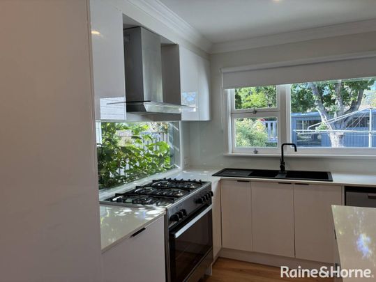 Beautifully Renovated & Decorated Classic 1950's Cottage in Bowral - Photo 1