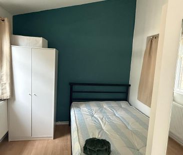 4 bedroom semi-detached house to rent - Photo 2
