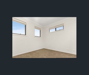 Stylish Townhouse Living in Prime Carrum Location - Photo 2