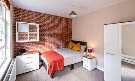 *One room available* 8 bedroom house - Photo 2