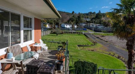 Spacious Family Home with Lake Views - Photo 4