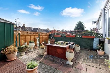 2 bedroom semi-detached house to rent - Photo 5