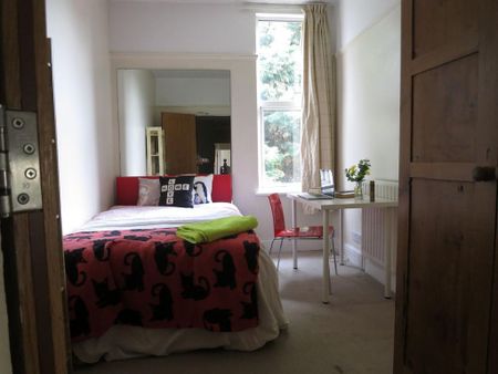 1 bedroom in a house share to rent - Photo 4