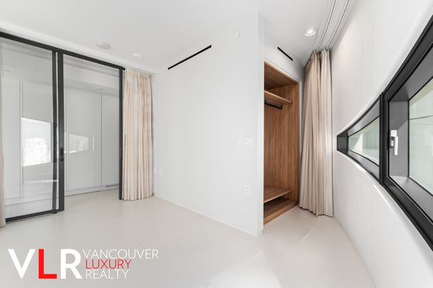 Condo in Downtown Vancouver, British Columbia - Photo 1