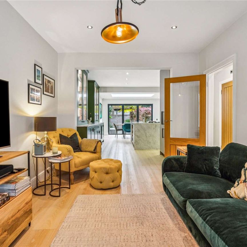 Stylish three bedroom family home with west facing garden near Richmond Park - Photo 1