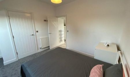 Amazing 4 bed property with 2 bathrooms - Photo 4