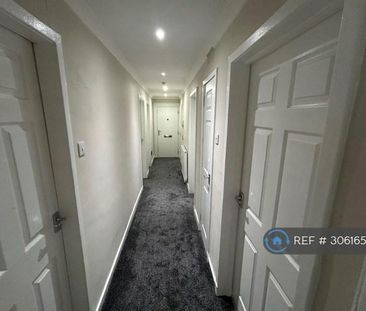 3 bedroom flat to rent - Photo 4