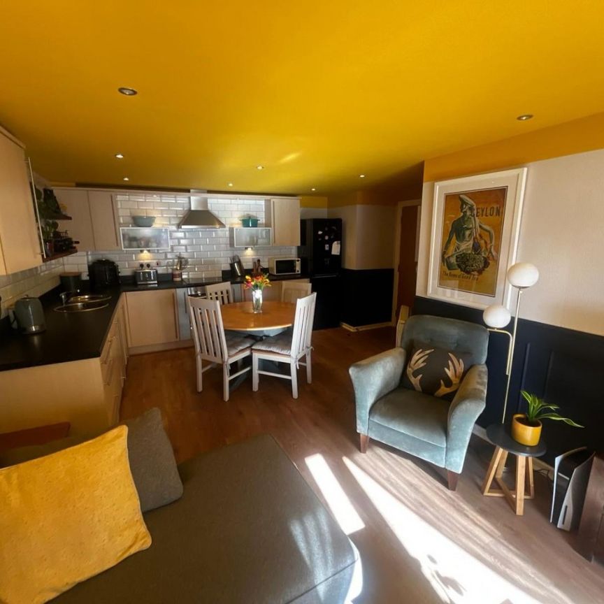 2 bedroom Flat To Let - Photo 1