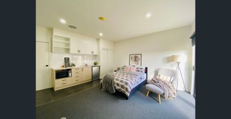 FULLY Furnished STUDIO ROOM in perfect location! - Photo 3