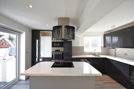 4 bedroom semi-detached bungalow to rent - Photo 3