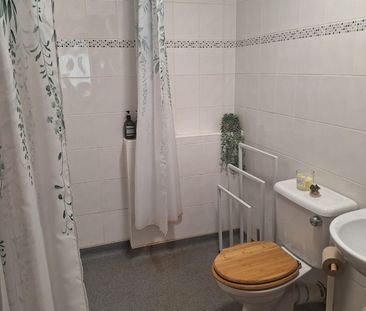 2 Bed Flat, Tinwald Path, G52 - Photo 1