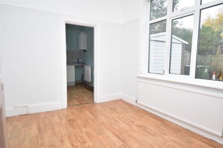 4 bedroom semi-detached house to rent - Photo 3