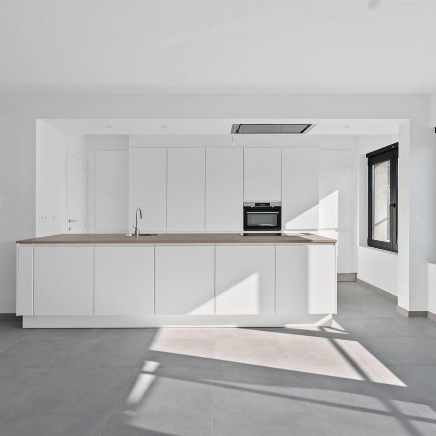 Energiezuinig BEN-appartement Vernieuwd 2-slaapkamerappartement met garagebox en zonnepanelen! - Photo 1