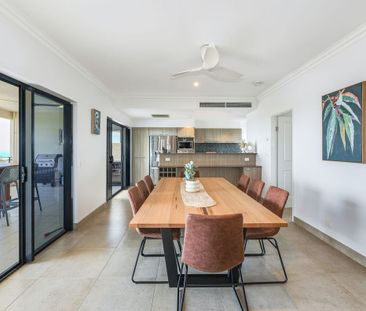 EXECUTIVE THREE-BEDROOM APARTMENT WITH OCEAN VIEWS - Photo 4