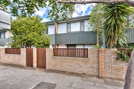 Two bedroom townhouse with air-conditioned living space, in the heart of Cooks Hill - Photo 5