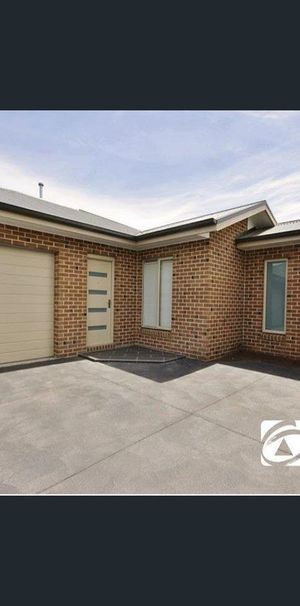 Comfortable Unit, Convenient Location - Photo 1