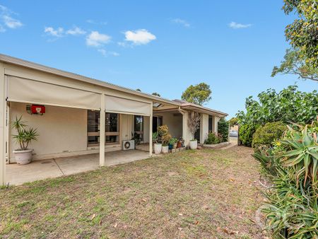 Open the Door to Family-Sized Comfort in a Quiet Netley Haven - Photo 4