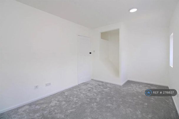 2 bedroom end of terrace house to rent - Photo 1