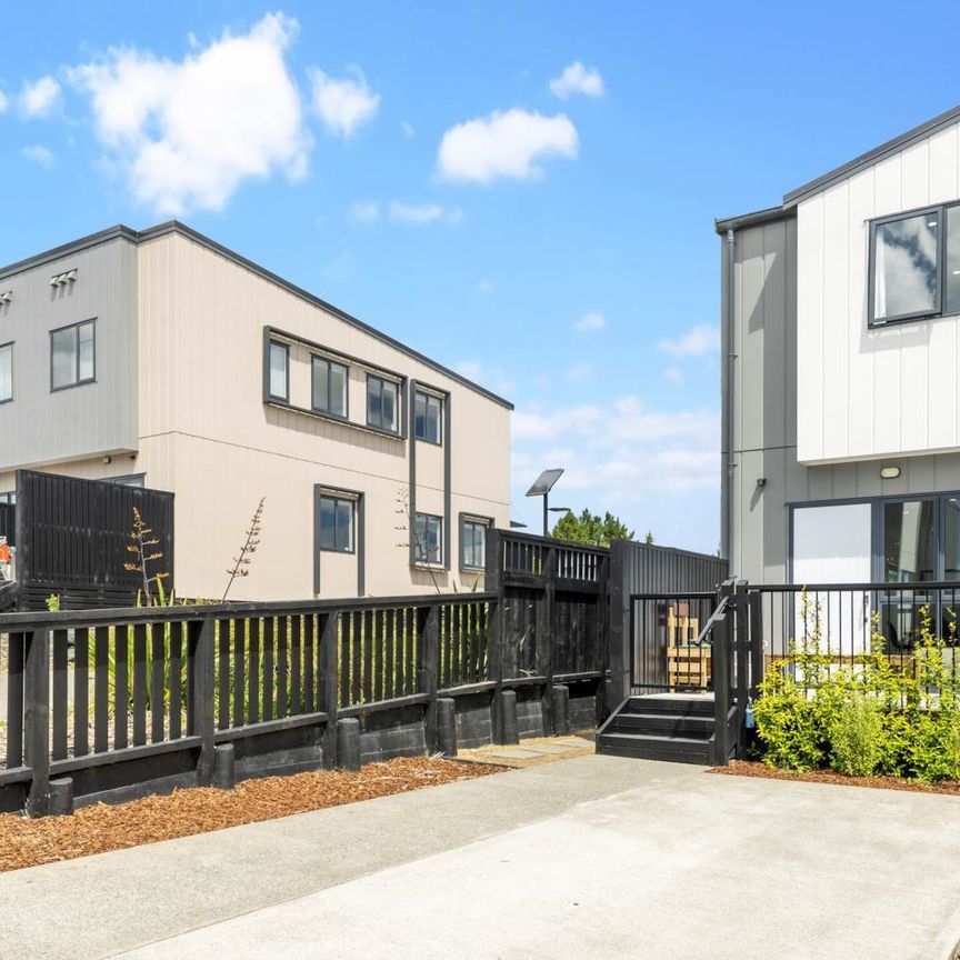 Modern Three- bedroom Totara Park home! - Photo 1