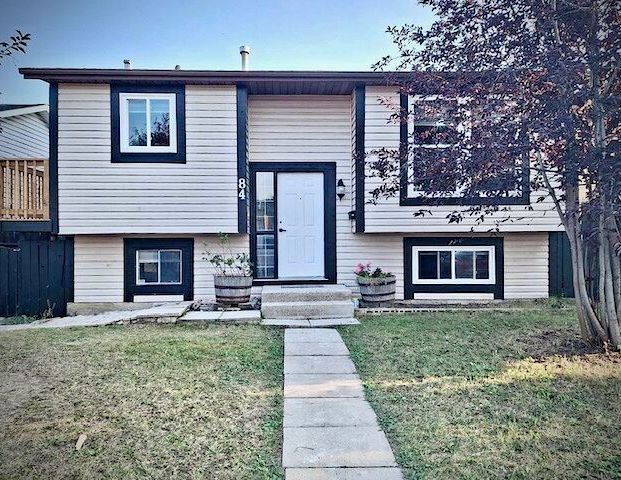 FRESH & CLEAN 3 BED/ 1.5 BATHS MAIN FLOOR | 84 Castlebrook Rise Northeast, Calgary - Photo 1