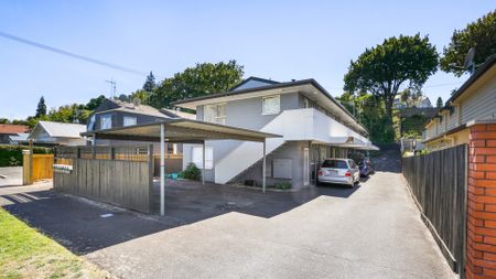 Two Bedroom Unit Close to City Centre - Photo 3