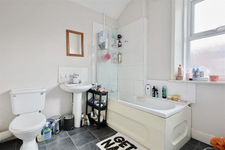 3 bedroom Student Flat to rent in Hazelwood Avenue, West Jesmond, Newcastle Upon Tyne, NE2 - Photo 5