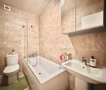 3 bedroom flat to rent - Photo 5