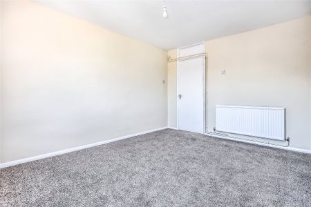 2 bedroom Flat in Horseshoe Crescent, Camberley - Photo 5