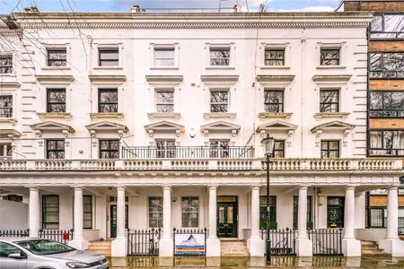 Beautiful newly renovated two bedroom apartment located on a peaceful Knightsbridge garden square. - Photo 3