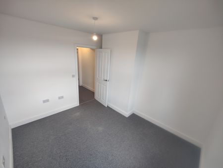 4 Bed Terraced House, Oakley Grove, LS11 - Photo 2