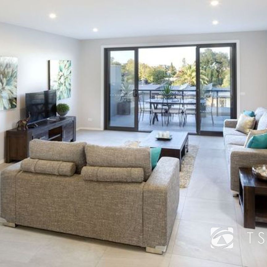 FULLY FURNISHED IN VIEW STREET - AVAILABLE IN MAY - Photo 1