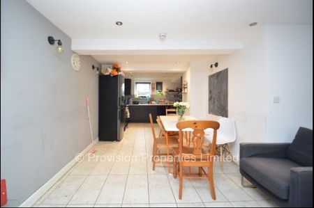 8 Bedroom Student House Brudenell Avenue - Photo 3