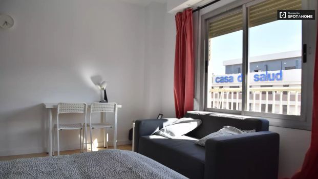Room for rent in 8-bedroom apartment in L'Amistat, Valencia - Photo 1