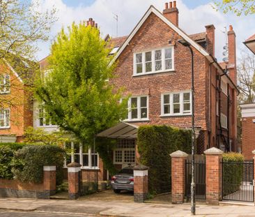 3 bedroom flat in Hampstead - Photo 1