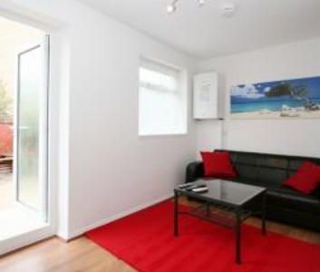 1 bedroom in a house share to rent - Photo 1