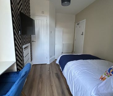 BEDROOM 3 – MEDIUM DOUBLE BEDROOM WITH SHARED BATHROOM BETWEEN TWO - Photo 3