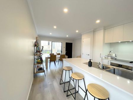 Sleek and modern three bedroom home - Photo 4