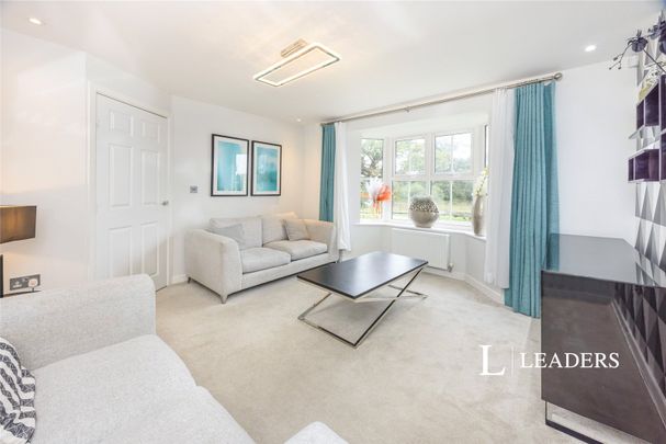 3 bedroom house to rent Westvale Road, Horley, Surrey, RH6 - Photo 1