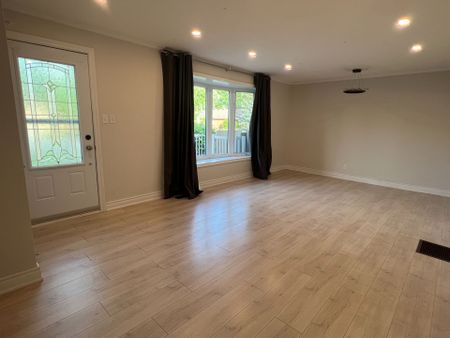 For Lease - 98 Thornton (Main Floor) Avenue, Bradford West Gwillimbury, Ontario - Photo 2