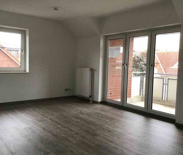 Helle Dachgeschosswohnung mit Balkon! - Foto 1