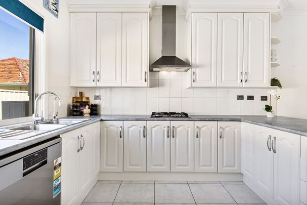 Stylish Contemporary 5-Bedroom Home! - Photo 1