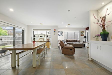 Spacious Family Home With 300 sqm of Living - Photo 3