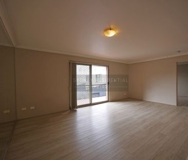 Large 1 Bedroom Unit with floorboard - Photo 3