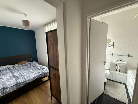 LOVELY DOUBLE ROOM WITH ENSUITE - Photo 2