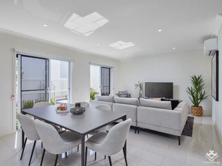 “Elegant Townhouse With Air Conditioning Throughout” - Photo 3