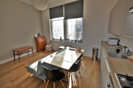 One-Bedroom Apartment - Photo 2